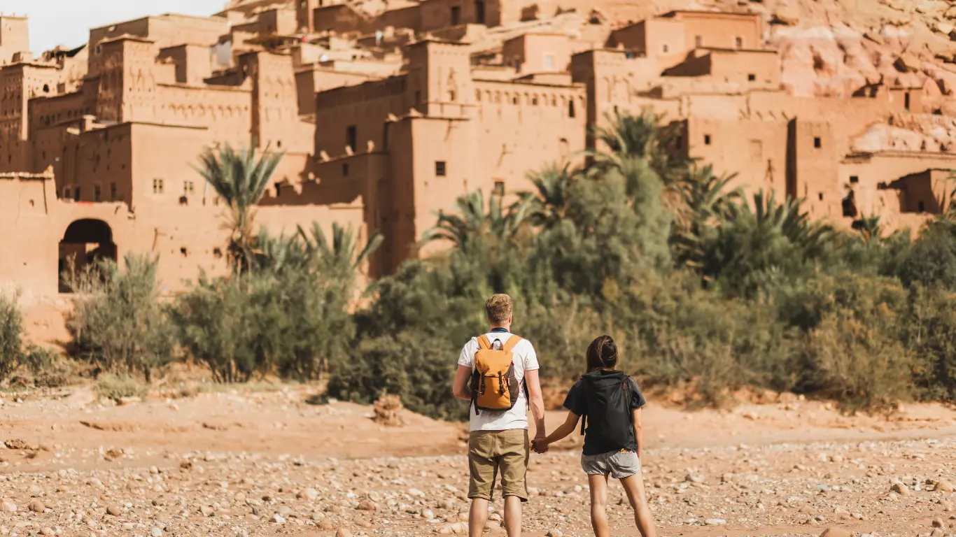 Couple exploring Ait Ben Haddou kasbah during a 4 day tour from Marrakech to Merzouga