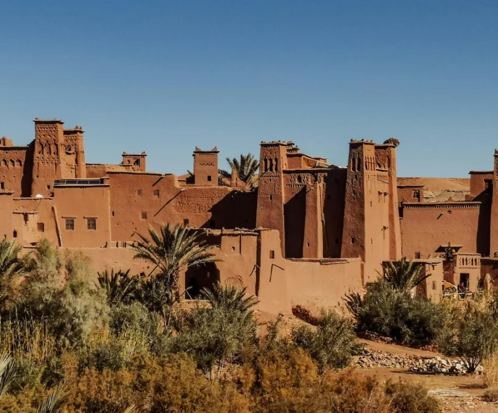 4 Days in Morocco Itinerary – Discover the Historic Kasbahs Traditional adobe kasbah in southern Morocco surrounded by palm trees, often featured in a 4 days in Morocco itinerary.